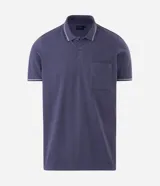 Remera polo masculina de tejido piqué marrón con textura, cuello y ribetes de mangas en tono contrastante, cierre frontal de dos botones y un bolsillo aplicado en el pecho.