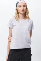 Remera lila de algodón, de manga corta y cuello redondo.