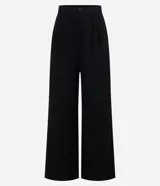 Pantalón wide leg negro confeccionado en algodón, con pliegues delanteros y cierre por botón y cremallera.