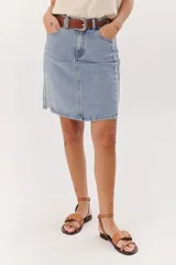 Minifalda de jean celeste con corte recto y pespuntes a contratono.