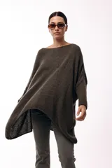 Sweater de punto con silueta amplia y relajada, cuello redondo y mangas largas con puños ajustados. Presenta un diseño de caída fluida y tejido suave.