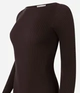 Vestido midi de punto acanalado en color marrón chocolate, con cuello barco y mangas largas. Presenta un corte ajustado al cuerpo y una textura de malla fina.