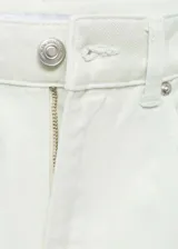 Pantalón de jean estilo wide leg, de tiro medio, con cierre frontal de cremallera y botón, trabillas para cinturón y diseño de cinco bolsillos.