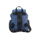 Mochila de nylon color bordó con tapa y broche metálico. Tiene apertura superior con broche, bolsillos internos, bolsillo con cierre metálico al frente y laterales. Incluye asas rígidas de mano y correas regulables para colgar en la espalda.