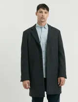 Sobretodo 3/4 de paño, color gris oscuro, con cuello solapa, cierre frontal de botones, manga larga y bolsillos laterales de ribete.