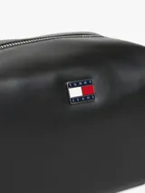 Bandolera Tommy Jeans de acabado liso, diseño urbano y silueta cuadrada. Cuenta con cierre de cremallera, compartimento principal, correa ajustable y un colgante extraíble de cordón trenzado. Incorpora el parche con el logo de la marca en la parte delantera.