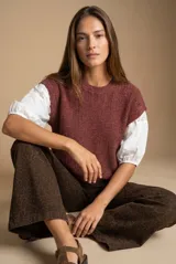 Chaleco de punto con textura acanalada, cuello redondo y diseño sin mangas, confeccionado en una mezcla de algodón y lurex.