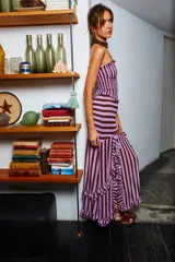 Falda larga de tul con rayas horizontales color lila y marrón chocolate. Presenta volados verticales en los laterales y dos tajos frontales.