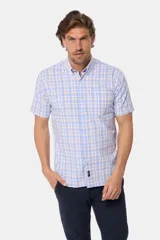 Camisa de manga corta a cuadros en tonos celeste, blanco y naranja.