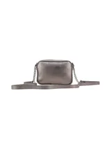 Bandolera rectangular de cuero texturizado color plomo, con cierre superior y correa combinada de cadena metálica y tiras ajustables. Cuenta con aplique metálico frontal con las iniciales de la marca.