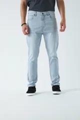 Pantalón de jean azul de corte slim, tiro medio y con presillas para cinturón.