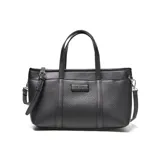 Cartera de mano y hombro color negro, con textura de cuero granulado. Presenta dos asas superiores y una correa larga regulable y desmontable. El frente lleva un aplique rectangular con el logo XL.