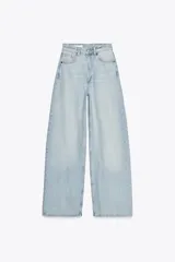 Jeans de denim azul claro lavado, tiro alto, con pierna extra ancha y cinco bolsillos. Cierre frontal con cremallera y botón metálico.