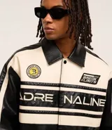 Campera masculina de cuero sintético, modelo boxy, con cuello inglés, manga larga, estampa lettering, detalles contrastantes, bolsillos y cierre por cremallera.