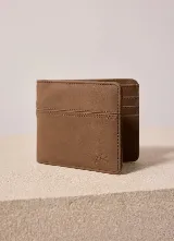 Billetera Rusty modelo Ponter color marrón, confeccionada en material sintético con múltiples ranuras para tarjetas y compartimento principal.