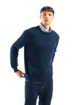 Buzo de punto liso color negro, con cuello redondo y puños y ruedo acanalados. Se lleva sobre una camisa celeste de vestir.