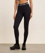 Legging deportiva de microfibra color lila, con cintura elástica ancha en contraste que presenta el texto Keep Mooving estampado.
