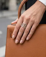 Anillo de plata 925 con diseño calado de motivos curvos y entrelazados, de banda ancha.