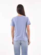 Remera lila con estampado frontal con la frase "Gracias por nada".