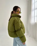 Campera puffer verde oliva con cierre frontal y cuello alto.