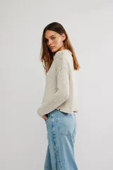 Sweater de punto grueso color beige, de calce amplio y largo corto, con escote redondo, mangas caídas y terminaciones acanaladas en tejido abierto.