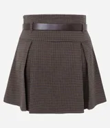 Short pollera de corte sastrero con estampado a cuadros, diseño con pliegues frontales, cintura estructurada con pasadores y cinturón incluido.