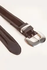 Cinto de diseño artesanal combinado en cuero liso y gamuza, con hebilla metálica plateada de estilo western.