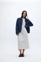 Vestido largo de algodón con rayas horizontales finas en color gris y blanco, corte recto y mangas cortas.