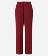 Pantalón recto de viscosa color bordó, con superficie texturizada y lazo ajustable en la cintura.