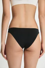 Vedetina de corte clásico, confeccionada en microfibra suave con tecnología de corte láser sin costuras visibles, color nude.