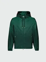 Campera cortavientos Moncler modelo Grimpeurs, color verde oscuro, con capucha ajustable, cierre frontal y bolsillos laterales con botones a presión. Presenta detalles de rayas tricolores en el interior de la capucha y puños elásticos.