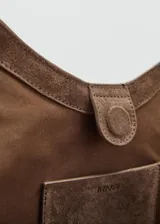 Bolso de mano de piel de serraje, color marrón, con diseño estructurado, dos asas cortas, forro interior y cierre de botón magnético.