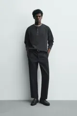 Pantalón de corte recto confeccionado en tejido compacto de algodón con estructura twill. Presenta cierre frontal con cremallera y botón, bolsillos laterales y bolsillos traseros de vivo con botón.