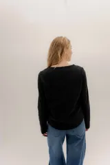 Remera blanca de manga larga con escote a la base. La parte delantera es de algodón y la espalda de remería para mayor elasticidad. Las mangas combinan ambas telas y presenta un detalle de doble entredos en la sisa delantera.