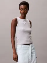 Musculosa de Calvin Klein confeccionada en tejido de canalé de algodón y elastano. Presenta un corte slim, cuello redondo y tirantes anchos, con el logo de la marca en una etiqueta sobre el pecho.