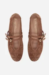 Ballerinas color caramelo de gamuza con diseño calado y doble tira con hebilla dorada.