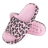 Chancletas tipo ojota de goma con diseño de animal print, suela antideslizante y ajuste cómodo.