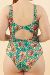 Malla entera con estampado floral en tonos turquesa, naranja, amarillo y violeta. Presenta un nudo en el escote y gran cubrimiento del busto.