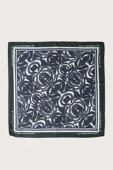 Pañuelo cuadrado de seda con estampado geométrico abstracto en tonos verde oscuro, azul marino y blanco. Presenta un borde ancho en color verde oscuro con la inscripción de la marca Zingara repetida en los cuatro lados.