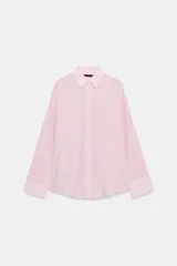 Camisa oversize de cuello solapa, manga larga con hombro caído y puños. Presenta un bolsillo de plastrón en el delantero y cierre frontal con botones.