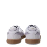 Championes urbanos Puma modelo Club II Era Suede, confeccionados en gamuza color lila con detalles en violeta y suela de goma color caramelo.