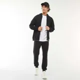 Pantalón de jogging negro, corte recto y tobillos ajustados.