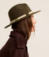 Sombrero de ala redonda color verde militar, con copa tradicional y detalle de cuerda clara con secciones en hilo verde alrededor de la base de la copa.