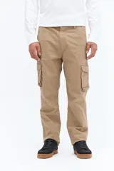 Pantalón cargo color beige con cintura clásica, bolsillos laterales con solapa y cierre de botón, y pasacintos. Diseño recto sin puños, confeccionado en algodón.