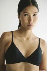 Top de bikini triángulo clásico color negro, confeccionado en tejido italiano de alta resistencia con protección UV+50, copas removibles y tirantes finos ajustables.