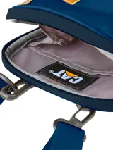 Bolso bandolera pequeño de la marca Caterpillar, color azul con textura cuadriculada. Cuenta con cierre frontal, correa ajustable y etiqueta lateral con el logo de la marca.