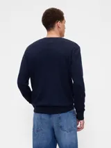 Buzo de punto con cuello en V, manga larga y puños y ruedo acanalados.