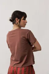Remera de manga corta color negro, de corte clásico y escote en V, con sutil detalle bordado en el pecho.
