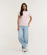 Remera básica de cuello redondo y manga corta con detalle de dobladillo, confeccionada en algodón suave.