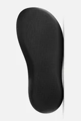 Sandalia tipo pala color beige, con tira ancha en el empeine y suela con volumen.